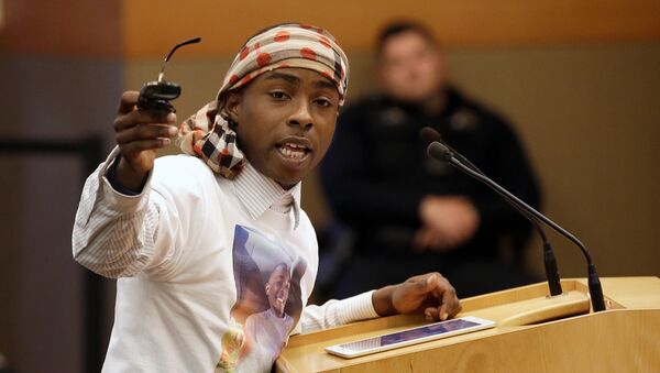 FILE--In this April 10, 2018, file photo, Stevante Clark, the brother of Stephon Clark, who was shot and killed by Sacramento police, speaks before a meeting of the Sacramento City Council in Sacramento, Calif. Clark was arrested on Thursday, April 19, 2018, and accused of making threats to commit a crime resulting in death or great bodily injury and telephoning 911 with the intent to annoy or harass. - Sputnik International