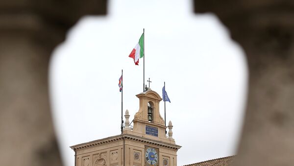 The Italian flag flutters at the Quirinal Palace during the two-day talks on government formation, after March national elections, in Rome, Italy, April 4, 2018 - Sputnik International