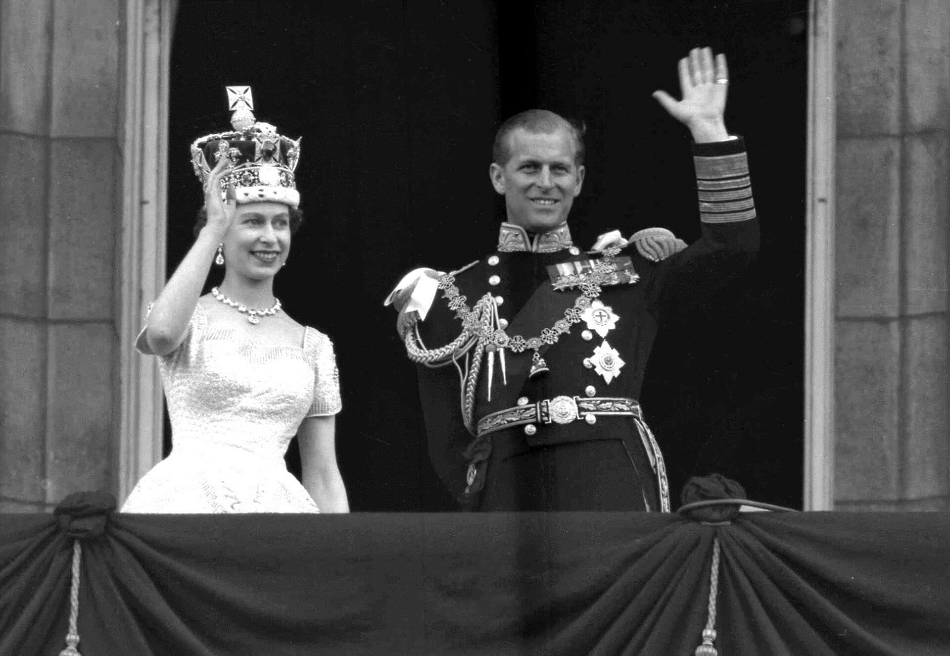 This is a 2 June 1953 file photo of Britain's Queen Elizabeth II and Prince Philip, Duke of Edinburgh, as they wave to supporters from the balcony at Buckingham Palace, following her coronation at Westminster Abbey in London. - Sputnik International, 1920, 05.02.2022