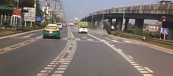 Flying Cement Lid Nearly Crashes into Cars - Sputnik International