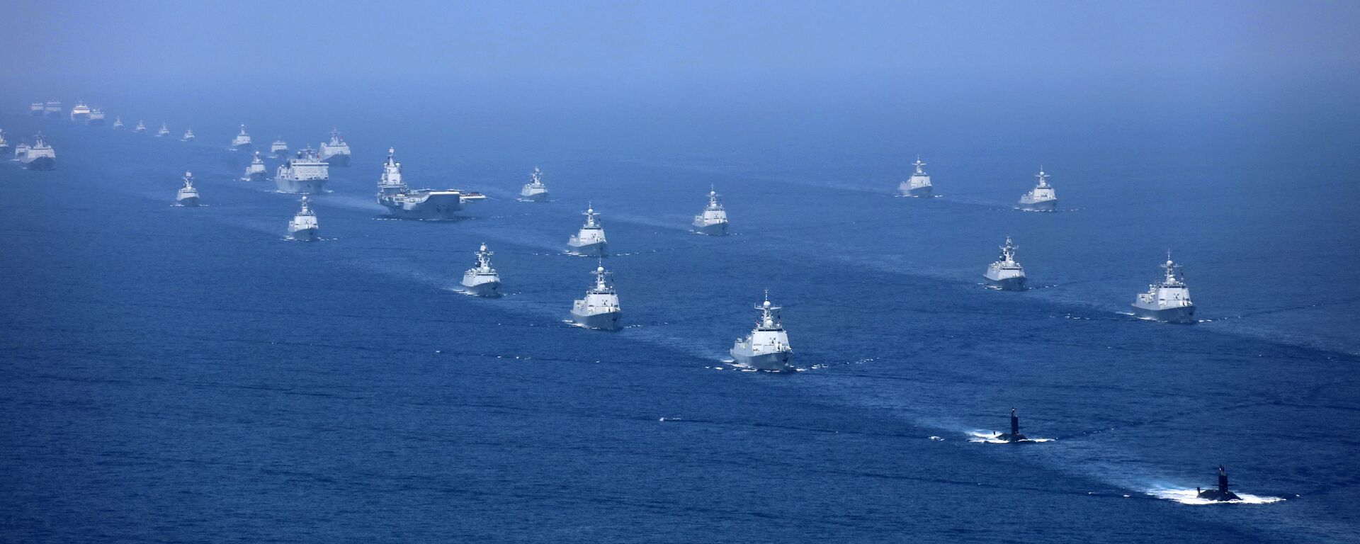 In this April 12, 2018 photo released by Xinhua News Agency, the Liaoning aircraft carrier is accompanied by navy frigates and submarines conducting an exercises in the South China Sea - Sputnik International, 1920, 13.10.2021