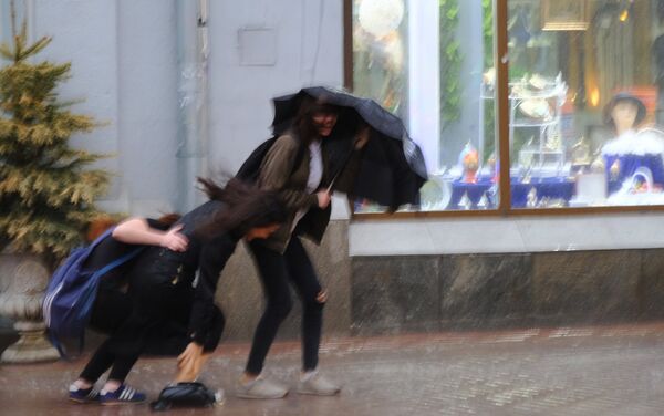Pedestrians at streets of Moscow during the storm - Sputnik International