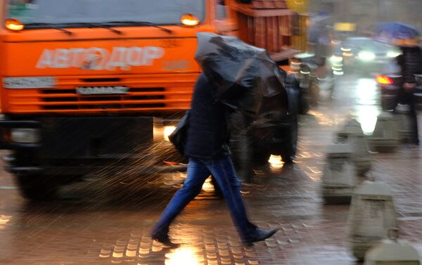 Pedestrians at the streets of Moscow during the storm - Sputnik International