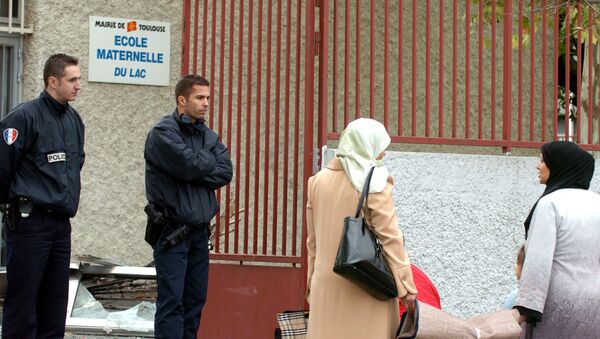 Police officers talk with residents of the Le Mirail district of Toulouse, southwestern France, Thursday Nov.10, 2005. - Sputnik International