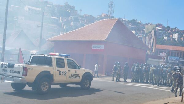 Riot police fire tear gas canisters disperse opposition demonstrators protesting against new electoral laws in Antananarivo, Madagascar April 21, 2018. - Sputnik International