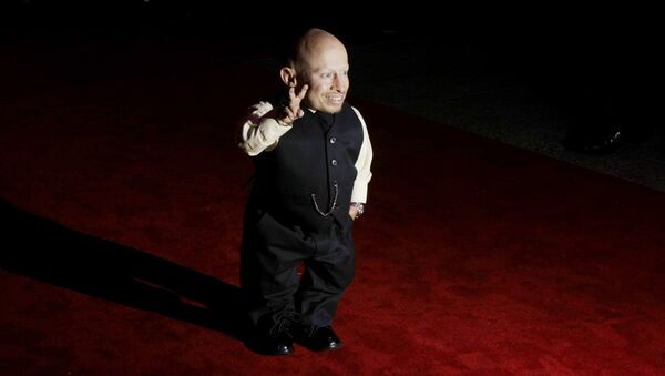 Cast member Verne Troyer poses for photographs as he arrives at the gala premiere of the film The Imaginarium of Doctor Parnassus at a cinema in London, Tuesday Oct. 6, 2009 - Sputnik International