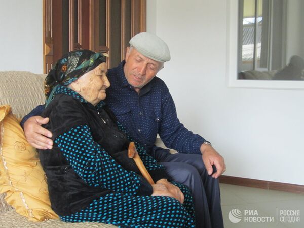 Nanu Shaova and her son Hussein. Nanu Shaova and her son Hussein. - Sputnik International