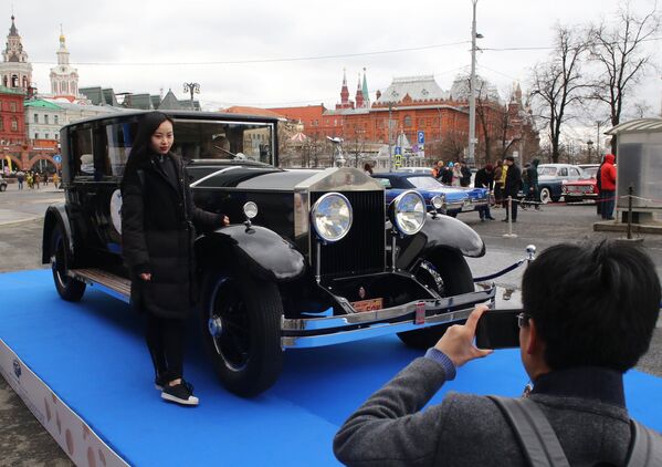 Visitors Taking Pictures with Car Participating in 'Ingosstrakh Exclusive Classic Day' - Sputnik International