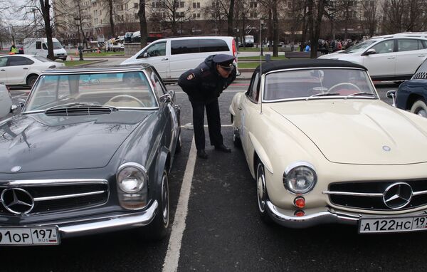 Police Officer Checking Out Classic Engines - Sputnik International