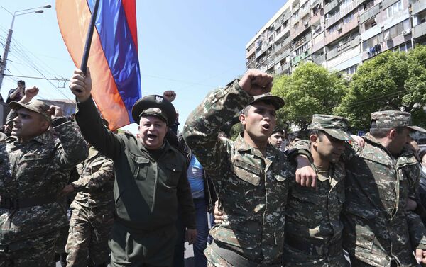 People march during a protest against the appointment of ex-president Serzh Sarksyan as the new prime minister in Yerevan, Armenia April 23, 2018 - Sputnik International