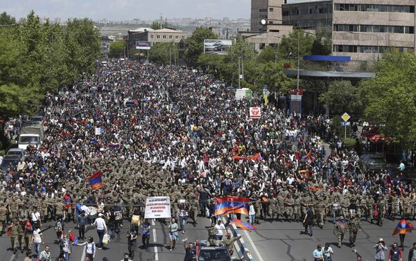 People march during a protest against the appointment of ex-president Serzh Sarksyan as the new prime minister in Yerevan, Armenia April 23, 2018 - Sputnik International
