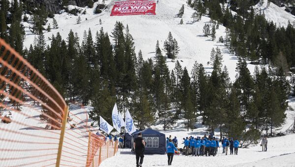 Activists from the French right-wing political movement Generation Identitaire (GI) and European anti-migrant group Defend Europe conduct an operation titled Mission Alpes to control access of migrants using the Col de l'Echelle mountain pass on April 21, 2018 in Nevache, near Briancon, on the French-Italian border - Sputnik International