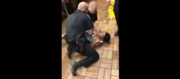 Alabama cops rip off woman's top during arrest at Waffle House Alabama cops rip off woman's top during arrest at Waffle House - Sputnik International