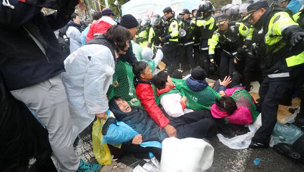 South Korean police officers attempt to disperse residents taking part in an anti-THAAD (Terminal High Altitude Area Defense) protest in Seongju, South Korea, April 23, 2018. - Sputnik International
