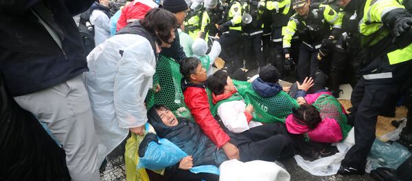South Korean police officers attempt to disperse residents taking part in an anti-THAAD (Terminal High Altitude Area Defense) protest in Seongju, South Korea, April 23, 2018. - Sputnik International