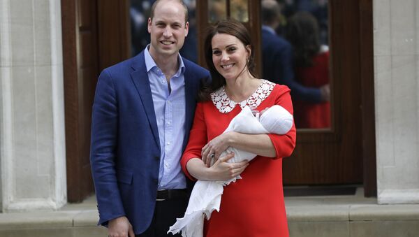 ritain's Prince William and Kate, Duchess of Cambridge pose for a photo with their newborn baby son as they leave the Lindo wing at St Mary's Hospital in London London, Monday, April 23, 2018 - Sputnik International