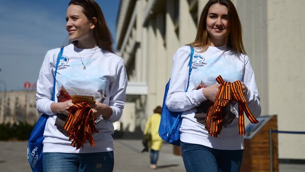 Volunteers distributes St. George ribbons in Moscow as part of the annual St. George's Ribbon project dedicated to the 73rd anniversary of the Victory in the Great Patriotic War - Sputnik International