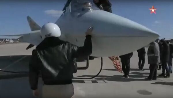 Подготовка Су-57 к Параду Победы: кадры тренировочных полетов - Sputnik International