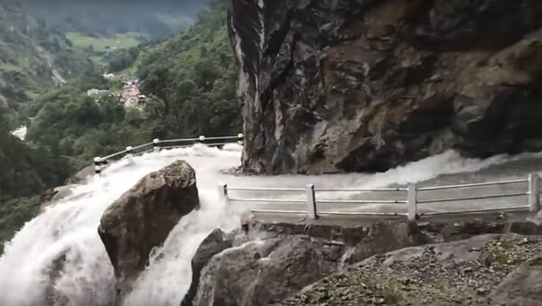 Dangerous Waterfall and Road in NEPAL - Sputnik International