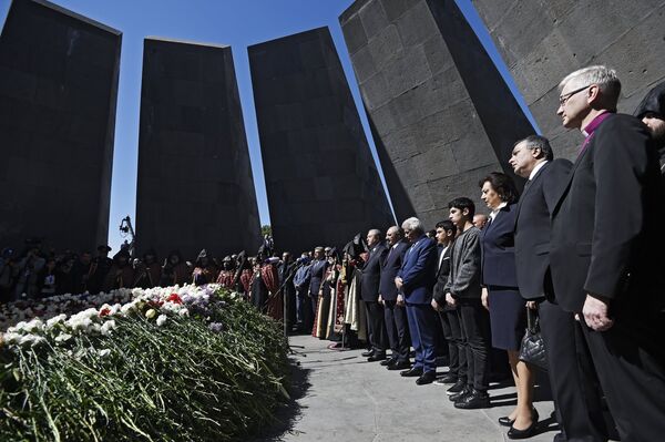 The ceremony of laying flowers at the eternal flame at the Armenian Genocide Victims Memorial in Yerevan The ceremony of laying flowers at the eternal flame at the Armenian Genocide Victims Memorial in Yerevan - Sputnik International