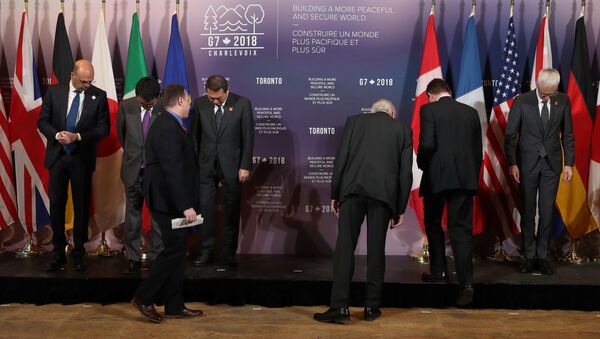 Security ministers and foreign ministers search for their name tags prior to a group photo on the second day of meetings for foreign ministers from G7 countries in Toronto, Ontario, Canada April 23, 2018 - Sputnik International