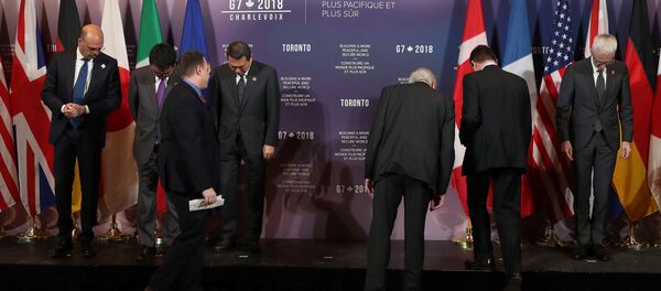 Security ministers and foreign ministers search for their name tags prior to a group photo on the second day of meetings for foreign ministers from G7 countries in Toronto, Ontario, Canada April 23, 2018 - Sputnik International