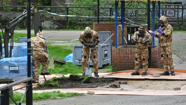 Military personnel dig near the area where Russian agent Sergei Skripal and his daughter Yulia were found on a park bench, in Salisbury, England, Tuesday April 24, 2018 - Sputnik International