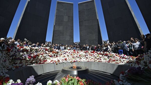 The ceremony of laying flowers at the eternal flame at the Armenian Genocide Victims Memorial in Yerevan - Sputnik International