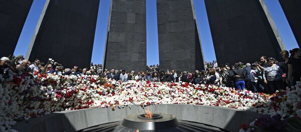 The ceremony of laying flowers at the eternal flame at the Armenian Genocide Victims Memorial in Yerevan - Sputnik International