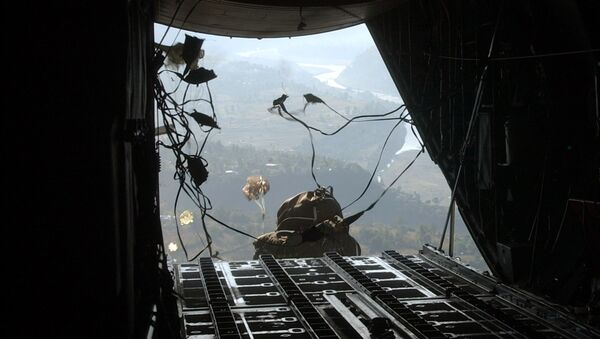 An huge sack of U.S donations gets out of a military plane (File) - Sputnik International