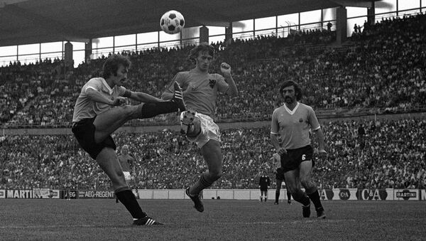 Holland's Johan Cruyff takes on two Uruguay defenders in the 1974 World Cup - Sputnik International