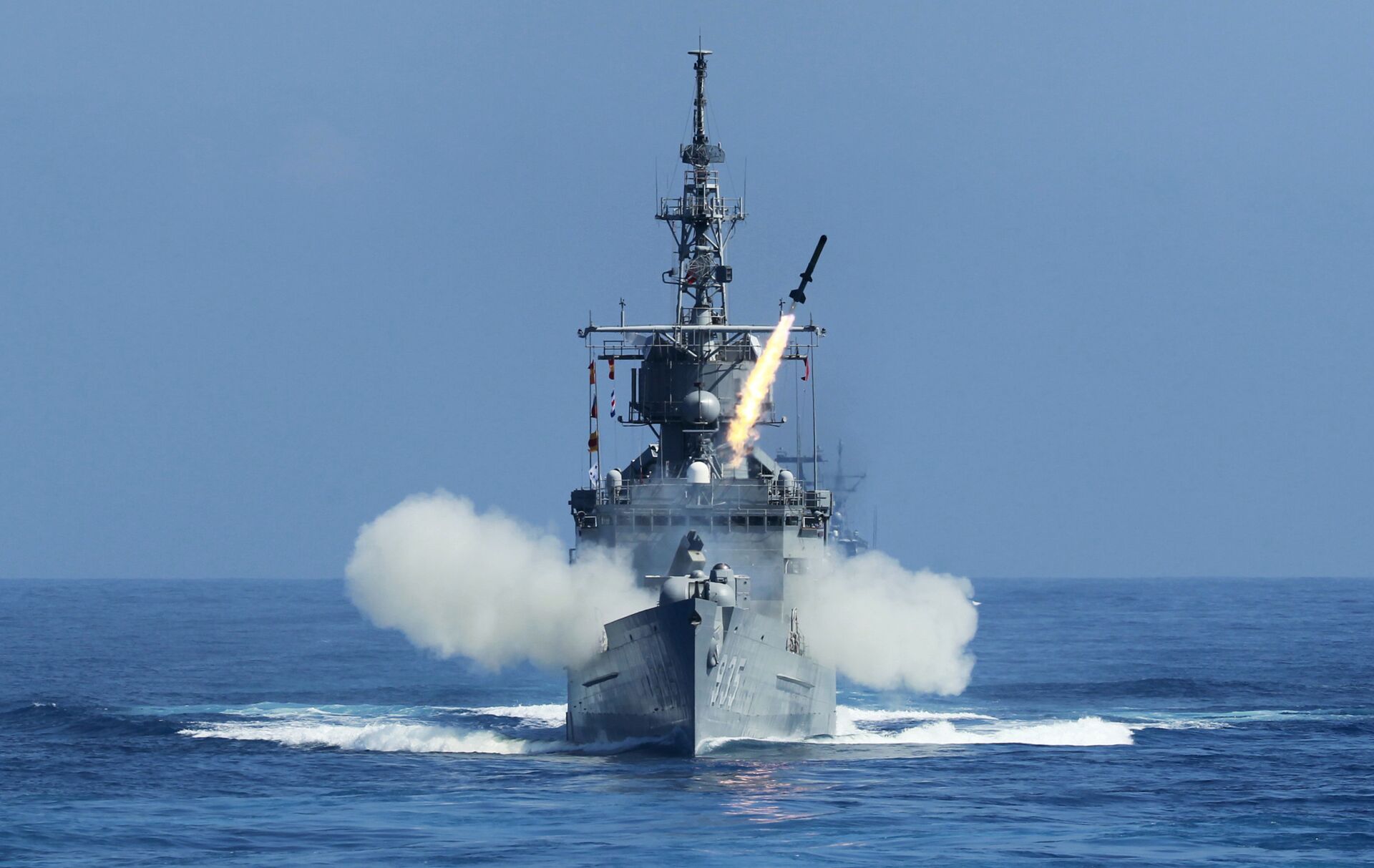 Taiwan Navy's Perry-class frigate launches an ASROC (anti-submarine rocket) during the annual Han Kuang military exercises. - Sputnik International, 1920, 07.06.2022