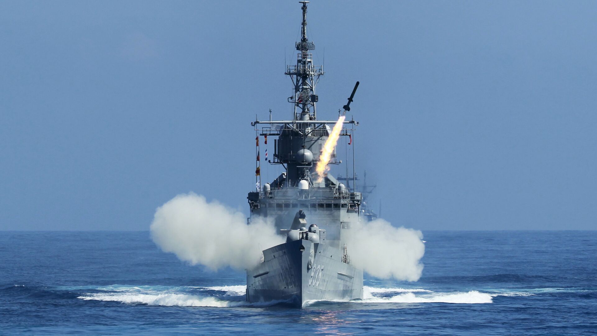Taiwan Navy's Perry-class frigate launches an ASROC (anti-submarine rocket) during the annual Han Kuang military exercises. - Sputnik International, 1920, 09.06.2022
