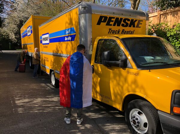 Staff leaves the closed Russian Consulate General in Seattle  - Sputnik International