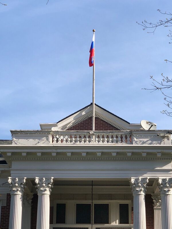 Staff leaves the closed Russian Consulate General in Seattle on April 24, 2018. - Sputnik International