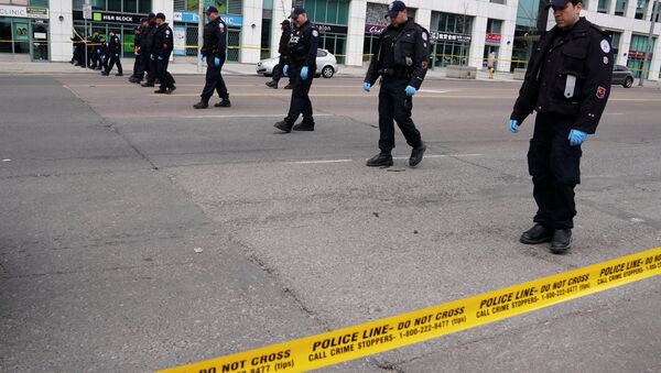 Police officers comb a street for evidence after a van struck multiple people along a major intersection in north Toronto, Ontario, Canada, April 24, 2018. - Sputnik International