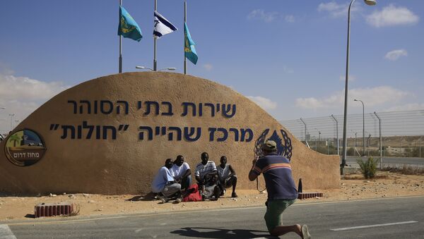 African migrants pose for a photograph in front of the Holot detention center in the Negev Desert, southern Israel. Tuesday, Sept. 23, 2014 - Sputnik International