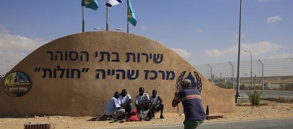 African migrants pose for a photograph in front of the Holot detention center in the Negev Desert, southern Israel. Tuesday, Sept. 23, 2014 African migrants pose for a photograph in front of the Holot detention center in the Negev Desert, southern Israel. Tuesday, Sept. 23, 2014 - Sputnik International