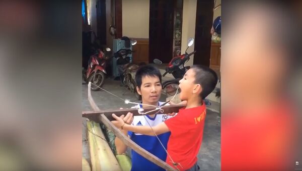 Boy Fires Crossbow for Loose Tooth Removal - Sputnik International