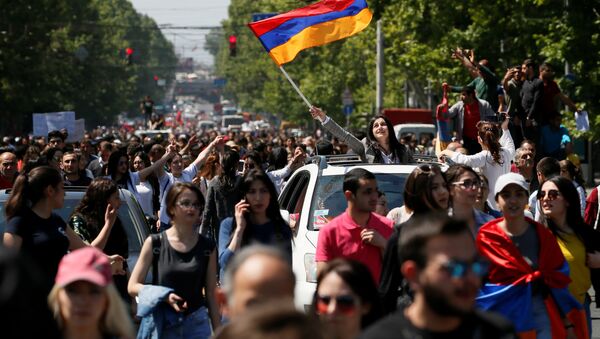 Supporters of Armenian opposition leader Nikol Pashinyan stage a rally in Yerevan, Armenia April 25, 2018 - Sputnik International