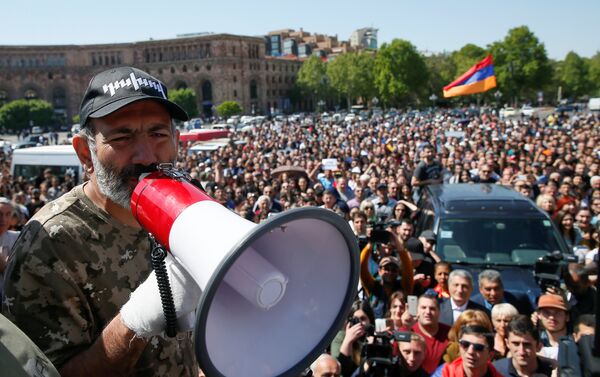 Armenian opposition leader Nikol Pashinyan addresses supporters during a rally in Yerevan, Armenia April 25, 2018 - Sputnik International