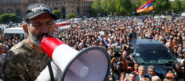 Armenian opposition leader Nikol Pashinyan addresses supporters during a rally in Yerevan, Armenia April 25, 2018 Armenian opposition leader Nikol Pashinyan addresses supporters during a rally in Yerevan, Armenia April 25, 2018 - Sputnik International