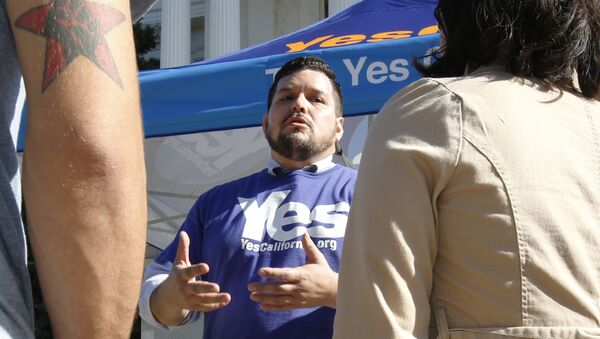 FILE - In this Nov. 9, 2016 file photo, Marcus Ruiz Evans, center, of The Yes California Independence Campaign, talks to passersby about California succeeding from the United States and becoming its own nation in Sacramento, Calif. - Sputnik International