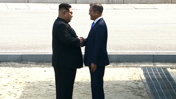 Kim Jong Un shakes hands with Moon Jae In during historic summit - Sputnik International