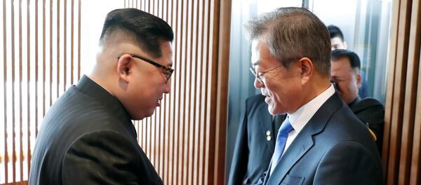 South Korean President Moon Jae-in shakes hands with North Korean leader Kim Jong Un at the truce village of Panmunjom inside the demilitarized zone separating the two Koreas, South Korea, April 27, 2018 - Sputnik International