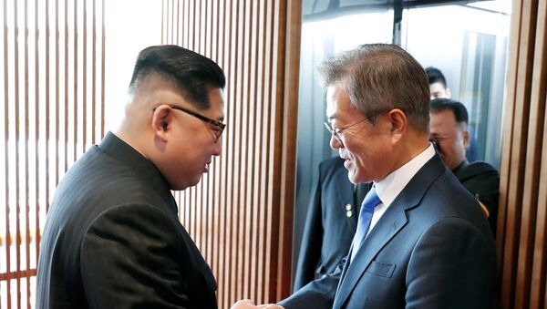 South Korean President Moon Jae-in shakes hands with North Korean leader Kim Jong Un at the truce village of Panmunjom inside the demilitarized zone separating the two Koreas, South Korea, April 27, 2018 - Sputnik International
