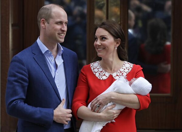 Britain's Prince William and Kate, Duchess of Cambridge pose for a photo with their newborn baby son as they leave the Lindo wing at St Mary's Hospital in London London, Monday, April 23, 2018 Britain's Prince William and Kate, Duchess of Cambridge pose for a photo with their newborn baby son as they leave the Lindo wing at St Mary's Hospital in London London, Monday, April 23, 2018 - Sputnik International