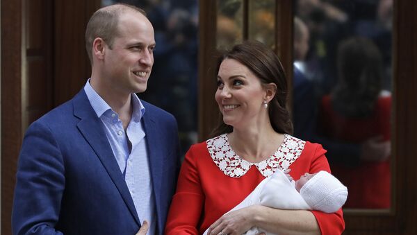 Britain's Prince William and Kate, Duchess of Cambridge pose for a photo with their newborn baby son as they leave the Lindo wing at St Mary's Hospital in London London, Monday, April 23, 2018 - Sputnik International