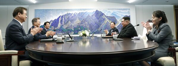 North Korea's Leader Kim Jong-un Meets South Korea's President Moon Jae-in - Sputnik International