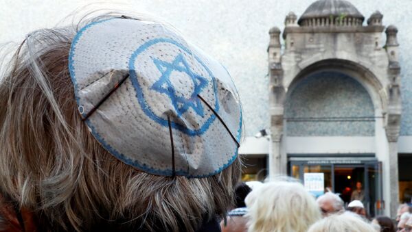 People wear kippas as they attend a demonstration in front of a Jewish synagogue, to denounce an anti-Semitic attack on a young man wearing a kippa in the capital earlier this month, in Berlin, Germany, April 25, 2018 - Sputnik International